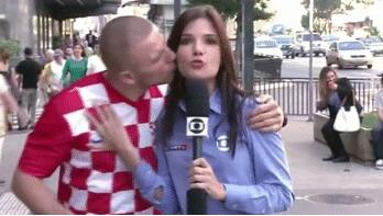 被占便宜！直播世界杯遭強(qiáng)吻 盤點(diǎn)遭強(qiáng)吻的美女記者們